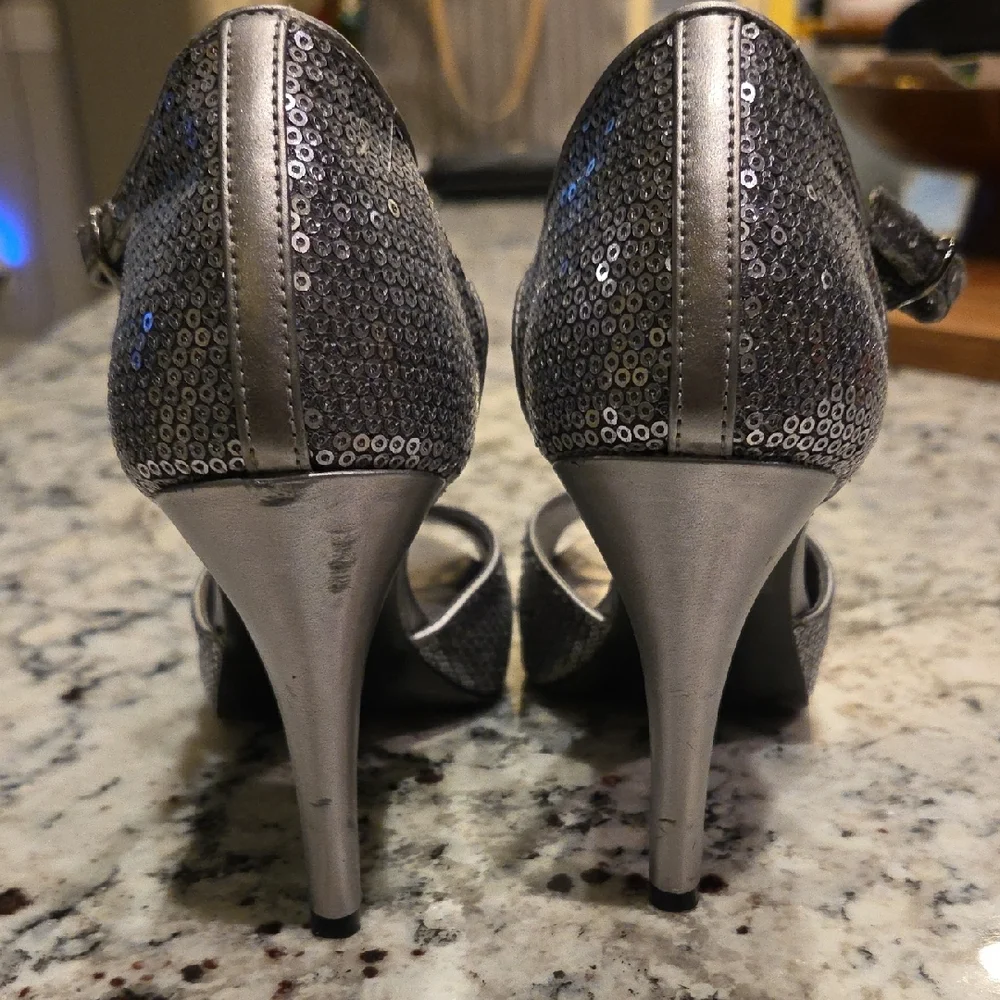 Kelly & Katie Shimmering Silver Slight Platform Heels Size 8 One Owner - Picture 5 of 13